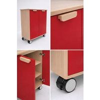Meuble étagères Filou avec portes sur roulettes rouge cerise - Image 3