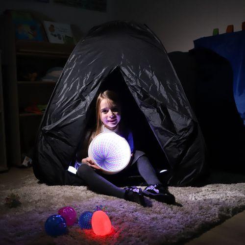 Illustration de : Miroir lumineux infini - LED de couleur changeantes - LDA