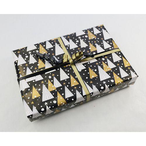 Illustration de : Rouleau papier cadeau 60g 50x0,70m Sapin fond noir - Clairefontaine