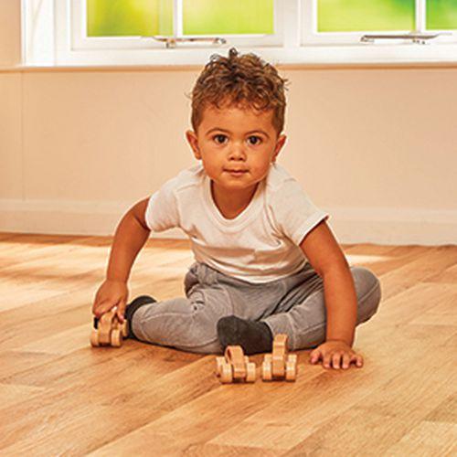 Illustration de : Véhicule en bois - 3 pièces : Bus, Voiture, Camion - Hope Education