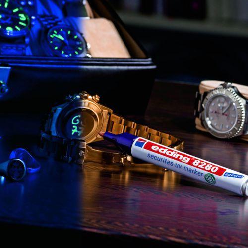 Illustration de : Marqueur UV - Edding 8280