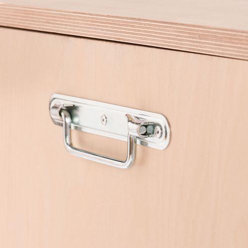 Illustration de : Coffre de rangement / banc / en bois