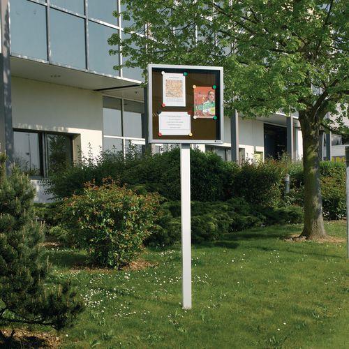 Illustration de : Support colonne pour vitrine extérieure avec porte battante