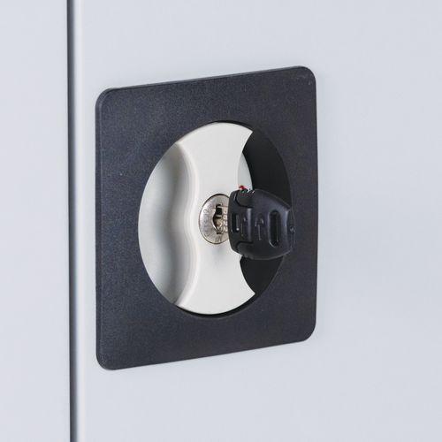 Illustration de : Armoire d'entretien grande largeur - Sur socle - Manutan Expert