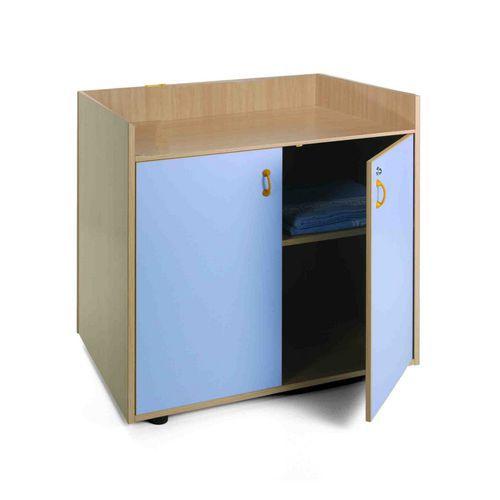 Illustration de : Table à langer sécurisée avec rangements pratiques